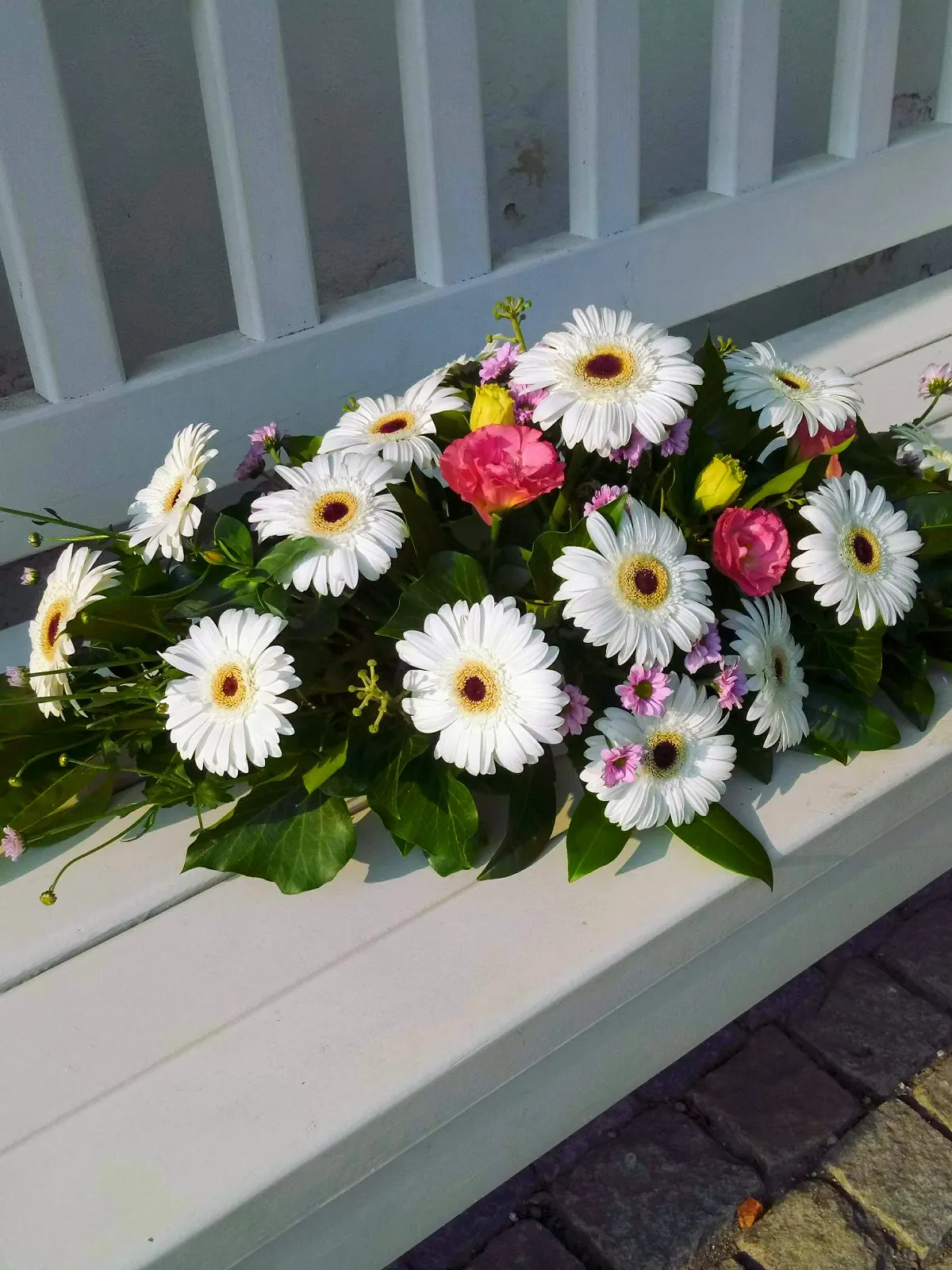 Bílé gerbery a chryzantémy ve floristické vazbě